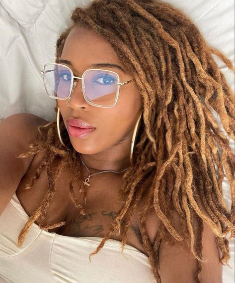 Fall Colored Locs Black Women, Classy Dreadlocks, Blonde Locs Black Women Dark Skin, Blond Locs Black Women, Blonde Dreads Black Women, Brown And Blonde Locs, Ash Blonde Locs, Honey Brown Locs Black Women, Honey Blonde Locs Black Women