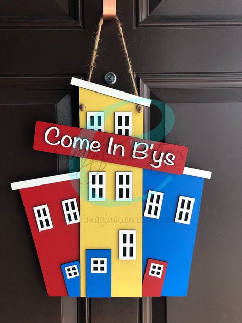 Jelly Bean Row House Door Hanger SVG fichier de coupe laser.  Fichier est livré avec « Bienvenue » et « Come In B'ys ». Fichier SVG uniquement. Jelly Bean Row House Crafts, Jelly Bean Row, Jellybean Row Houses, Newfoundland Crafts, Diy Wooden Games, Nautical Outdoor Decor, Newfoundland Travel, Sand Dollar Ornament, How To Make Jelly