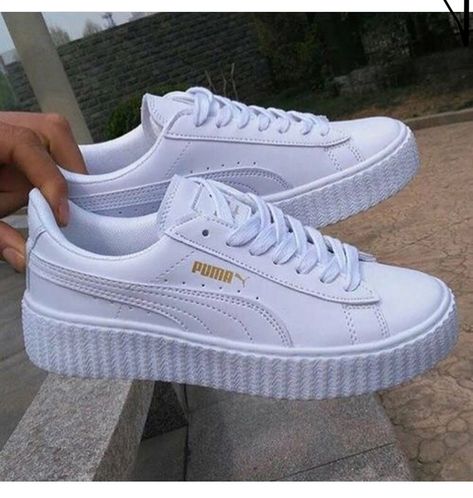 Puma Women Shoes, White Puma Sneakers, Sneaker Outfits, Sneaker Trend, White Puma, Skateboarder, Puma Sneakers, Puma Women, Pumas Shoes