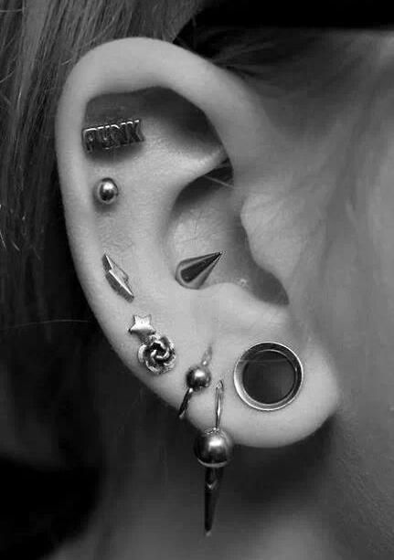 Ear Piercing perforación en las orejas Tokyo Street Fashion, Cool Piercings, Multiple Ear Piercings, Hipster Grunge, Cute Piercings, Types Of Piercings, Body Piercings, The Ear, Helix Piercing