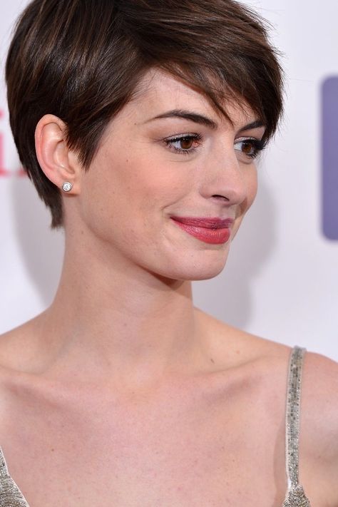 The 18 Greatest Celebrity Pixie Cuts Of The Past Decade Anne Hathaway Short Hair, Celebrity Pixie Cut, Pixie Cut Hairstyles, Ginnifer Goodwin, Cut Hairstyles, Haircut Pictures, Undercut Pixie, Jennifer Morrison, Penteado Cabelo Curto