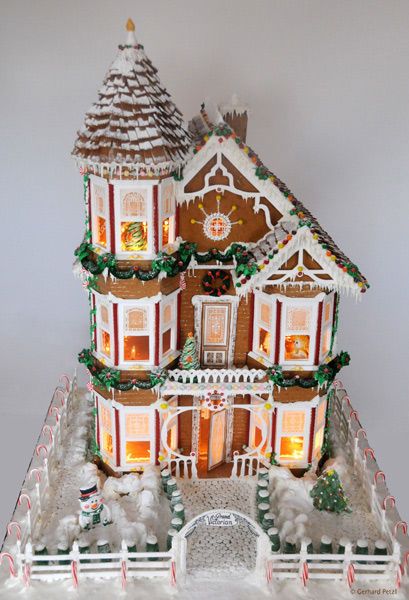 Victorian Gingerbread House Ginger House, Halloween Cookies Decorated, All Things Gingerbread, Gingerbread House Cookies, Gingerbread Christmas Decor, Gingerbread Village, Cookie House, Candy House, Christmas Gingerbread House