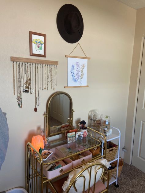 Small Vanity Ideas Bedroom Vintage, Eclectic Vanity Room, Gold Mirror Room Aesthetic, Thrifted Vanity, Small Vanity Ideas Bedroom, Cluttered Vanity Aesthetic, Vintage Gold Mirror Desk, Hawaii Bedroom, Vanity Set Up