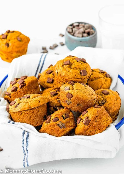 Bursting with fall flavors with a tender crumb and perfectly sweet, these really are the Best Eggless Chocolate Chip Pumpkin Muffins. Perfect for breakfast, brunch, or after-school snack. Eggless Pumpkin Muffins, Egg Free Dessert Recipes, Eggless Muffins, Chocolate Chip Pumpkin Muffins, Eggless Breakfast, Pumpkin Muffins Recipe, Bakery Muffins, Egg Free Desserts, Pumpkin Muffin Recipes