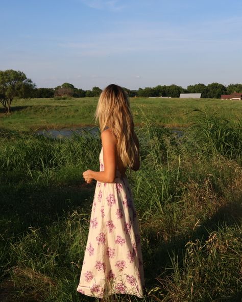 The art of living Floral Outfit Aesthetic, Senior Picture Dresses, Cottage Clothes, Cottage Outfits, Countryside Living, Farm Dress, Social Branding, Floral Cottage, Summer Meadow