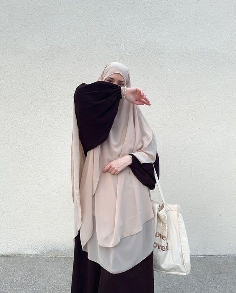 Islamic Modest Fashion, Celebrity Prom Dresses, Estilo Hijab, Muslimah Outfit, Muslim Style, Modern Hijab Fashion, Everyday Casual Outfits, Muslim Fashion Hijab Outfits, Muslim Outfits Casual