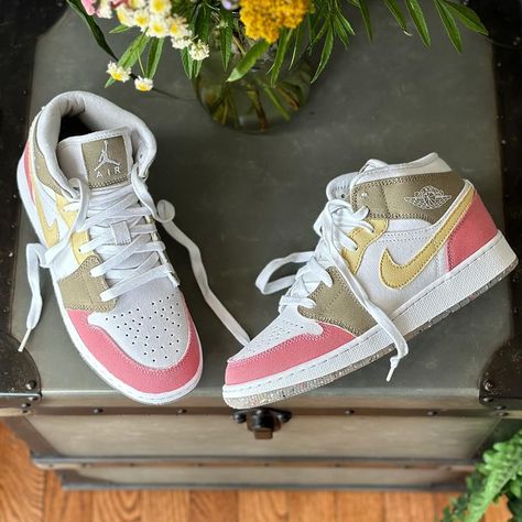 Jordan 1 Outfit, Jordan 1 Mid, Shoe Lover, Jordan 1, Nice Shoes, Color Pop, Jordan, Pastel