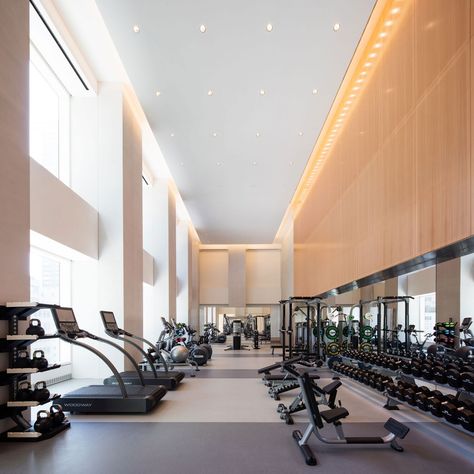 Fitness center inside 432 Park Avenue in Manhattan, the tallest residential skyscraper in the Western Hemisphere. Ruang Gym, Fitness Center Design, Nyc Condo, 432 Park Avenue, Luxury Gym, Gym Interior, Gym Room, Luxury Amenities, Fitness Design