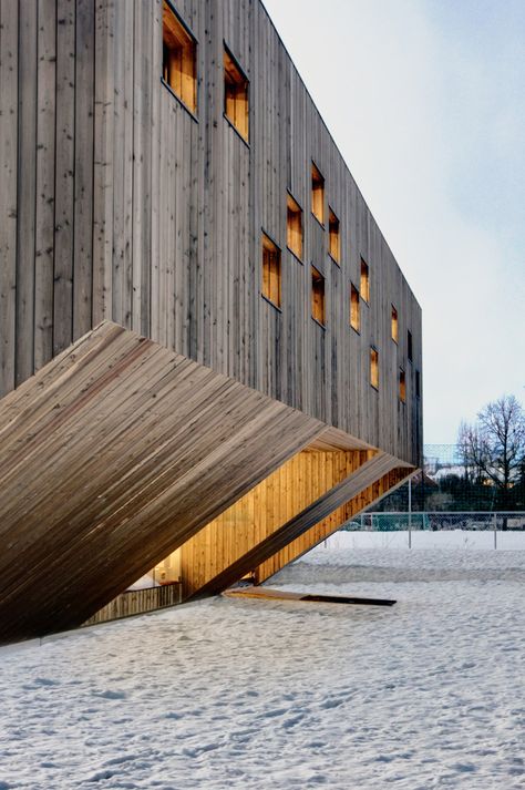 Fagerborg Kindergarten by Reiulf Ramstad Arkitekter / RRA  #architonic #nowonarchitonic #interior #design #furniture #architecture #facade #kindergarden kids #garden #wood #oslo #norway Architecture Cool, Wood Facade, Kindergarten Design, Wooden Architecture, Wood Architecture, Space Architecture, Architecture Exterior, Facade Architecture, Built Environment