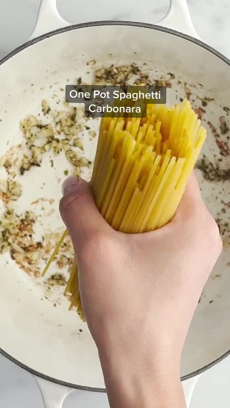 Carbonara Spaghetti, One Pot Spaghetti, Food Dolls, Spaghetti Carbonara, Italian Dinner, Favorite Meals, Few Ingredients, One Pot, Yummy Recipes