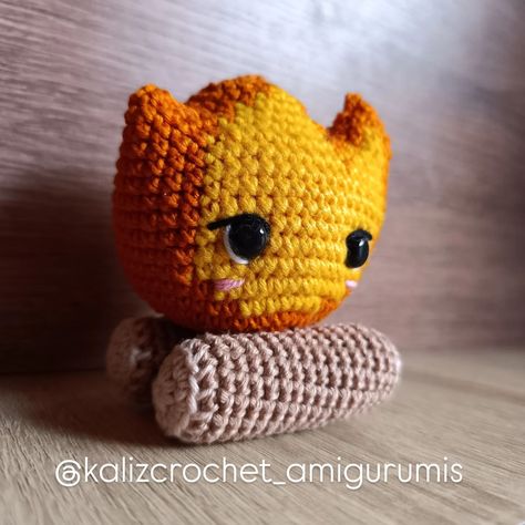 "Feliz cumpleaños a mí 🎉🎉🎉🎉" Y también a Calcifer, el demonio de fuego que calienta el corazón del Castillo Ambulante. Este Calcifer tejido a crochet es ideal para obsequio y así dará fuego eterno a su dueño nuevo. "Calcifer, el corazón del castillo, ahora en tu hogar. Disponible para compra" @theloopedcrafts #Calcifer #ElCastilloAmbulanteDeHowl #Crochet #DemonioDeFuego #FuegoEterno #Cumpleaños #Venta #Handmade #HowlsMovingCastle #HayaoMiyazaki #StudioGhibli Hayao Miyazaki, Studio Ghibli, Amigurumi, Crochet