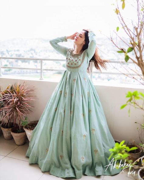 New Pakistani Dresses 2024, Anarkali Dress Chiffon, Long Frocks Traditional Wear, Indian Gowns Dresses Latest, Long Frocks Indian Designer Dresses, Trending Summer Nails, Long Frock Designs, Simple Frocks, Anarkali Dress Pattern