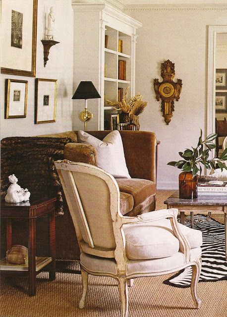 Lovely living room Southern Interiors, Traditional Livingroom, Velvet Sofas, Zebra Rug, Cream Caramel, Barclay Butera, Dark Floors, Deco Rose, Design Salon