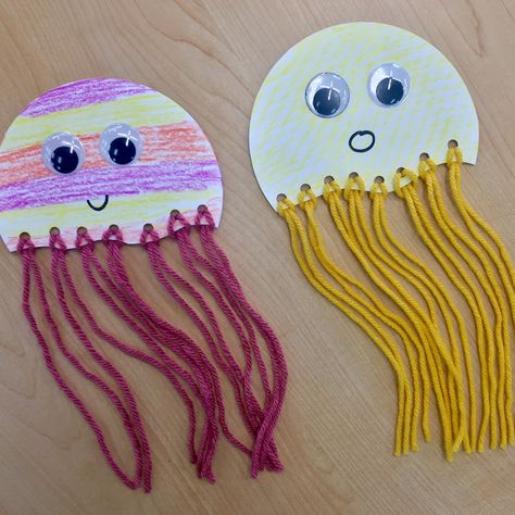 Jelly Fish Crafts For Preschoolers, Jellyfish Art And Craft, Jellyfish Art Preschool, Jellyfish Handprint Craft, 2nd Grade Arts And Crafts, Easy Ocean Crafts, Jellyfish Craft Preschool, Story Time Crafts, Jelly Fish Craft