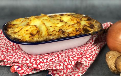 Mary Berry Recipes Baking, Mary Berry Cooks, Dauphinoise Potatoes, Cottage Pie Recipe, Minced Beef Recipes, British Cooking, Mary Berry Recipe, Minced Meat Recipe, Berry Recipes