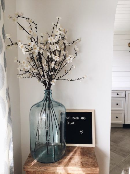 How to Create a Spa-Like Ambience at Home Glass Jugs Decor, Jug Decor, Dame Jeanne, Glass Vase Decor, Vase Deco, Style At Home, Home Fashion, Hippie Style, 인테리어 디자인