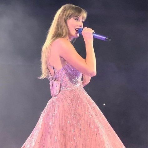 Albums Aesthetic, Taylor Swift Performing, Taylor Swift Enchanted, Enchanted Dress, Taylor Swift Fotos, Vegas Night, Taylor Swift Speak Now, Estilo Taylor Swift, Taylor Swift Posters