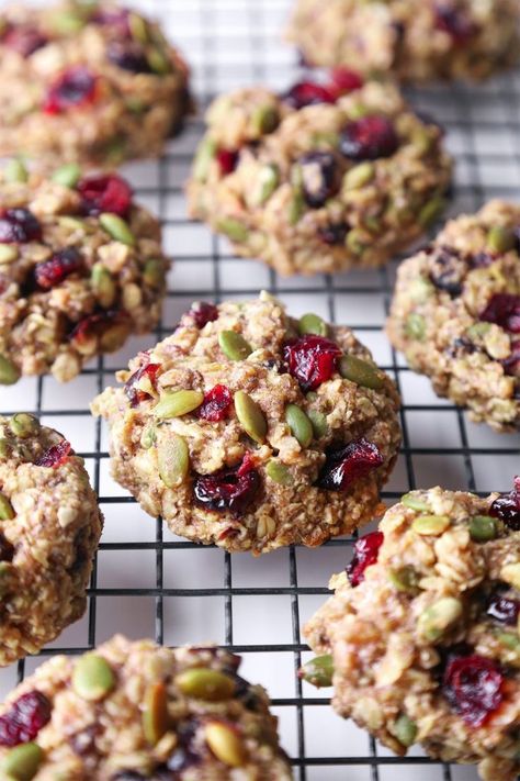 Superfood Breakfast Cookies | Vegan friendly. Gluten, dairy, and refined sugar free. Superfood Cookies, Breakfast Superfood, Chia Puding, Superfood Breakfast, Cookies Healthy, Recipes Indian, Breakfast Cookies, Healthy Cookies, Diet Keto