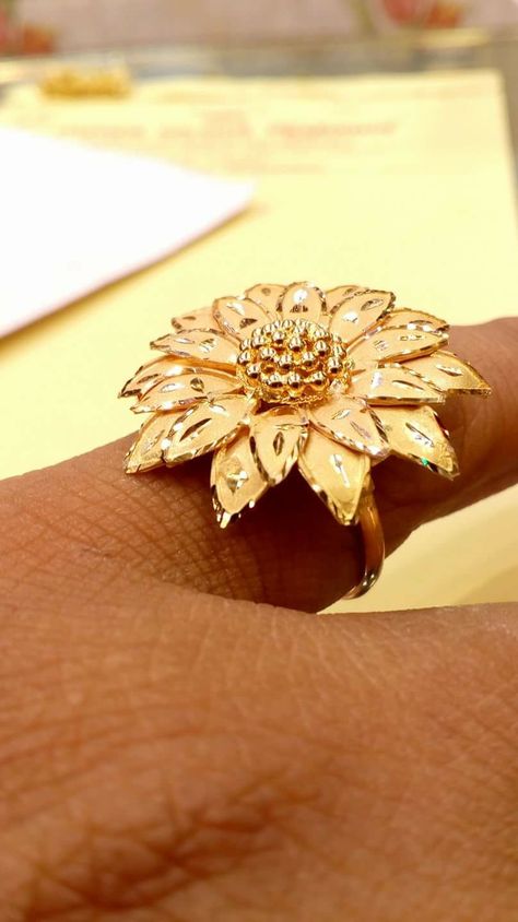 Flower Ring Design, Ring Design For Women, Gold Umbrella, Gold Jewelry Prom, Red Bangles, Unique Gold Jewelry Designs, Delicate Gold Jewelry, Gold Bridal Necklace, Gold Jewellry