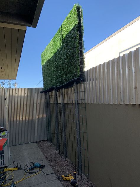 Side Of House Wall Decor Outdoor, Grass Fence Ideas, Privacy Walls Backyard, Garden Dividers, Artificial Grass Backyard, Artificial Wall, Fence Wall Design, Artificial Grass Wall, Garden Grass