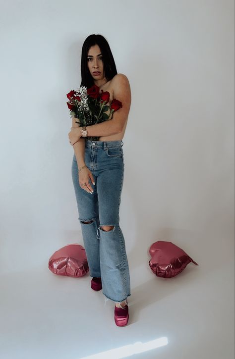 Valentines day inspo Heartbreaker Photoshoot, Valentine Picture, Valentines Day Photos, Picture Ideas, Creative Photography, Photo Shoot, Photography Poses, Valentines Day, Valentines