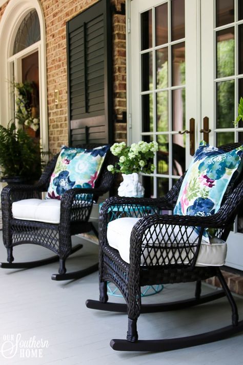 Large Front Porch Furniture Ideas, Landscape House Design, Landscape Design Front Yard, Porch Gardening, Front Porch Landscaping, Front Porch Seating, Large Front Porch, Decorating Front Porch, Front Porch Furniture