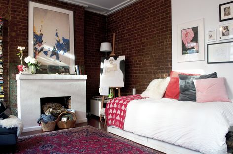 House Tour: A Tiny, 200 Square Foot Greenwich Village Studio | Apartment Therapy Bed As Couch, 200 Square Foot Studio, One Room Living, Small Nursery Ideas, Small Bedroom Layout, Loft Apartments, Small Nursery, Farmhouse Side Table, Village Home