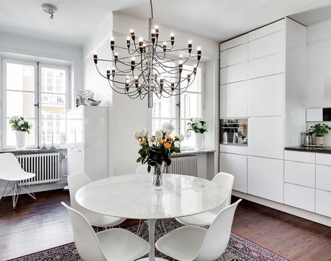 FLOS North America on Instagram: “As if tracing the lines of a traditional chandelier, 2097 by Gino Sarfatti offers mirror-polished arms that gently stretch outwards while…” Gino Sarfatti, Traditional Chandelier, Pendant Chandelier, Special Design, North America, Kitchen Design, Lamps, Dining Room, Interior Design