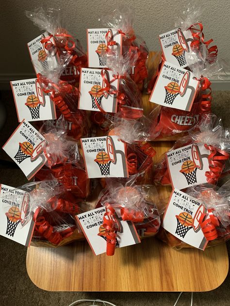 Basketball Game Day Treats, Basketball Team Treats Ideas Goodie Bags, Snacks For Basketball Team For Kids, Basketball Team Mom Ideas, Basketball Team Snacks Bags, Basketball Team Snack Ideas, Basketball Team Gift Ideas, Basketball Snacks For Team Goodie Bags, Basketball Treats For Team