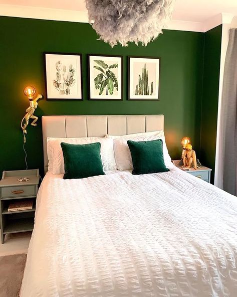 Dark green accent wall in a bedroom with feather chandelier Fresh Bedroom Ideas, Dark Green Accent Wall, Forest Green Bedrooms, Green Bedroom Colors, Emerald Green Bedrooms, Grey And Gold Bedroom, Green And White Bedroom, Dark Green Rooms, Green Bedroom Walls