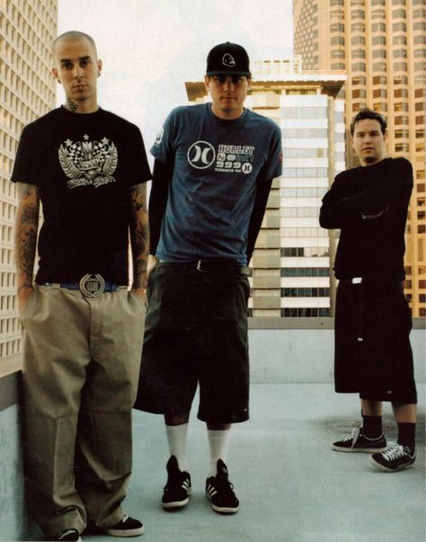 Punk rock gods Blink-182 Blink 182 Outfit, 2000s Punk Fashion, Pop Punk Outfits, Punk Fashion Men, Stile Punk Rock, 2000s Men, 2000s Punk, Punk 90s, Metal Outfit