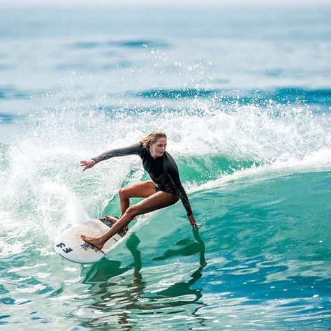 Surfing Photo Surf, Alana Blanchard, Surfing Aesthetic, Surf Aesthetic, Surf Vibes, Surfing Pictures, Surfer Girl Style, Surfing Photography, Burton Snowboards