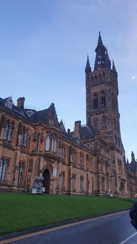 Chateau Aesthetic, Edinburgh Aesthetic, Gothic Castles, Glasgow Architecture, Glasgow University, Calm Art, Scotland Tours, Gothic Castle, Famous Monuments