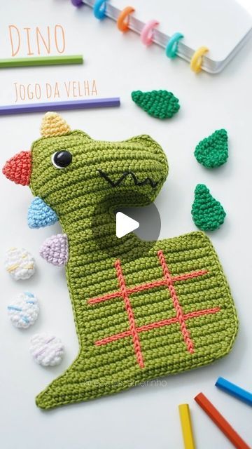 Izabel Carneiro on Instagram: "Rawwr🦖 ok, esse rugido não assusta ninguém, e é bom mesmo! Porque esse Dino foi feito para brincar muito!   A receita do Dino jogo da velha está R$ 15,00 e você pode comprar pelo link azul na minha bio.  QUER DESCONTO ?* Compartilhe esse reels no seu storie me manda o print no ato da compra pra garantir 10% de desconto!   #receitascarneirinho #receitadeamigurumi #dinoamigurumi #amigurumidinobaby #amigurumididatico #amigurumi #amigurumimontessori  #brinquedodecroche" Dino Crochet, Crochet Ideas, Montessori, Amigurumi, Crochet Patterns, Crochet, Pattern, On Instagram