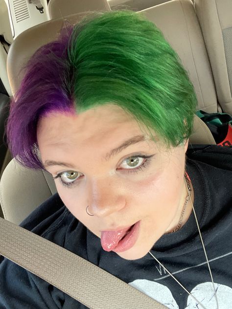 Short fluffy hair. Vibrant green on one side and dark purple on the other. I love it! Green Split Dye, Purple Split Dye, Split Dye, Split Hair, Purple Guy, Purple And Green, Green Hair, Purple Hair, Green And Purple