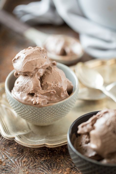 Mississippi Mud Chocolate Frozen Yogurt - I have been coming across recipes calling for an ice cream machine for over a year now. I'm thinking I'm just about ready to cave and spring for one (bet I could find a deal on craigslist) This will be the first kind I make! Fairlife Chocolate Milk Ice Cream, Fairlife Chocolate Milk Recipes, Fairlife Ice Cream Recipe, Fairlife Chocolate Milk, Fage Yogurt Recipes, Chocolate Frozen Yogurt, Fage Yogurt, Homemade Chocolate Ice Cream, Frozen Yogurt Recipes