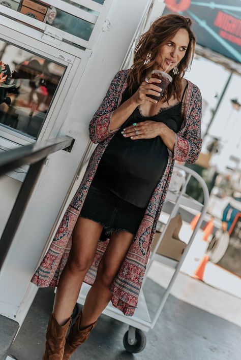 Dressing The Bump, Prego Outfits, Trendy Outfits Edgy, Maternity Photo Outfits, Pregnancy Style, Cute Maternity Outfits, Stylish Maternity Outfits, Black Cami, Coachella Fashion