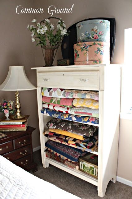 Quilt Display Ideas, Quilt Display Racks, Displaying Quilts, Display Quilts, Quilt Racks, Display Cupboard, Fabric Shelf, Quilt Display, Quilt Rack