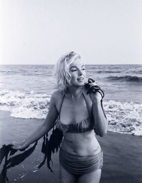 Marilyn Monroe Beach, Marilyn Monroe 1962, Marilyn Monroe Life, Santa Monica Beach, Real Bodies, Orange Swimsuit, Marilyn Monroe Photos, Norma Jeane, Santa Monica