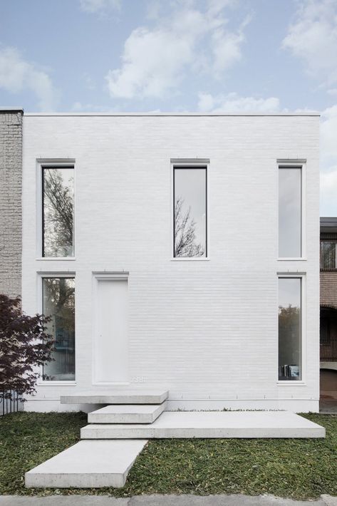 White brick front façade. Reminding several distinctive details of the historical architecture of neighbouring buildings.  Tagged: Exterior, Brick Siding Material, Green Roof Material, Flat RoofLine, and House.  The House on Drolet Street by Anne Sophie Goneau Apartment Design Exterior, Siding With Brick, Minimalist Contemporary Home, Brick Siding, Brick Architecture, Architecture 3d, Brick Facade, White Brick, Design Exterior