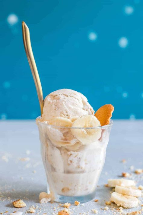 Banana Pudding Ice Cream.  This easy to make ice cream is egg free and made with REAL banana!  Layered with whipped cream and vanilla wafers this ice cream is a fun twist on a classic treat perfect for summer! Vanila Ice Cream, Banana Pudding Ice Cream, House Of Yumm, Frozen Yogurt Recipes, Pudding Ice Cream, Ice Cream Mixture, Kid Desserts, No Churn Ice Cream, Sorbet Recipes