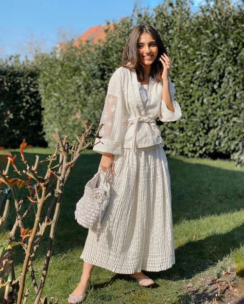 Masoom Minawala Mehta on Instagram: “// Happy Monday loves. I know you guys love all white looks so here’s another one I wore on the weekend. So lightweight & perfect for…” Masoom Minawala, Shaadi Outfits, Mehndi Outfits, Haldi Outfits, Sangeet Outfit, Reception Outfit, India Wedding, Good Earth, Engagement Outfit