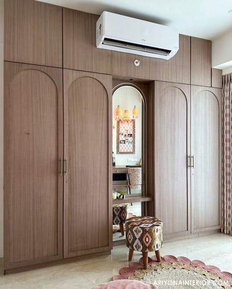 Sunmica Wardrobe Design, Wardrobe Loft Design, Traditional Wardrobe Design, Indian Wardrobe Ideas Bedroom, Home Interior Design Indian Traditional, Small Dressing Room, Small Dressing Rooms, Dressing Design, Beautiful Bookshelf