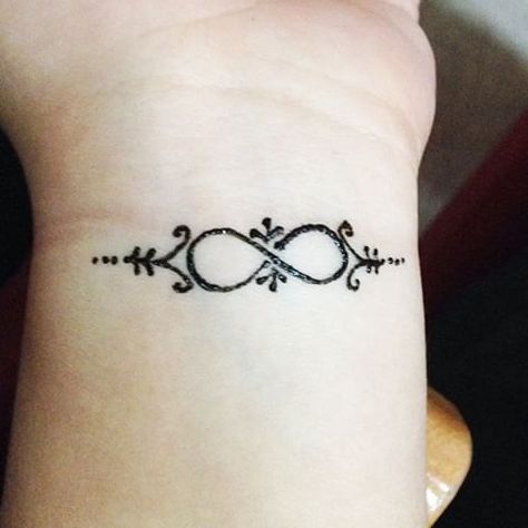 the eternity sign on a wrist for a try Small Henna Tattoos, Henne Tattoo, Wrist Henna, Cute Henna Tattoos, Small Henna, Henna Drawings, Tattoos Infinity, Cute Henna, Tato Henna