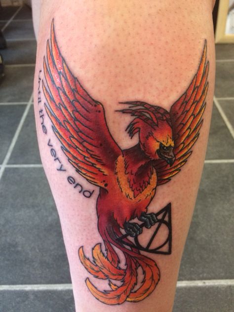 Harry Potter - Deathly Hallows Phoenix Tattoo - Until the very end ❤️ Fawkes Harry Potter Tattoo, Fawkes Tattoo Harry Potter, Harry Potter Phoenix Tattoo, Fawkes Tattoo, Harry Potter Phoenix, Harry Potter Scar Tattoo, Harry Potter Dark Mark, Harry Potter Scar, Harry Potter Sleeve