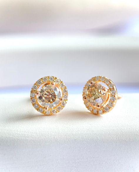 Fancy Champagne, Round Diamond Earrings, Diamonds Earrings, Yellow Diamonds, Ancient Jewelry, Diamond Stud Earrings, Diamond Shop, Champagne Diamond, Diamond Stud