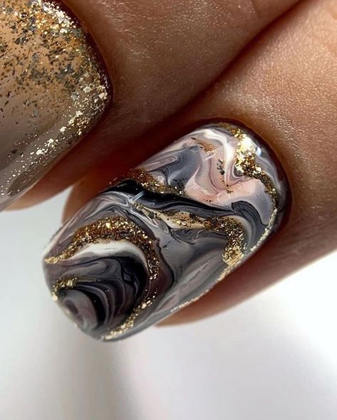 Dark And Light Nail Design, Agate Nails, Golden Nail Art, Classic Nail Designs, Nail Designs Bling, Nail Polish Art Designs, Dark Nail Designs, New Years Nail Designs, New Years Eve Nails