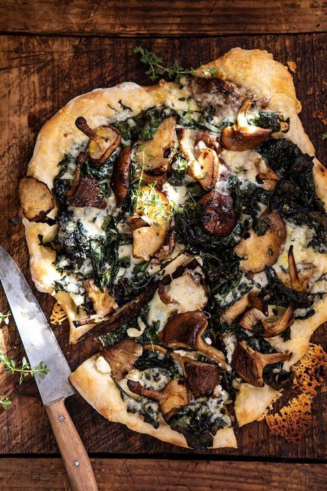 Roasted Mushroom Kale Pizza | halfbakedharvest.com #pizza #mushrooms #winter #fall #autumn #kale #Italian Mushroom Kale, Kale Pizza, Pizza Lasagna, Salad Quinoa, Pizza Vegana, Mushroom Pizza, Roasted Mushrooms, Cheesy Bread, Half Baked Harvest