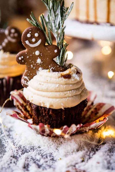 Christmas Cupcakes Recipes, White Chocolate Frosting, Yummy Christmas Treats, Gingerbread Cupcakes, Gingerbread Cake, Christmas Cupcakes, Christmas Snacks, Christmas Cooking, Savoury Cake