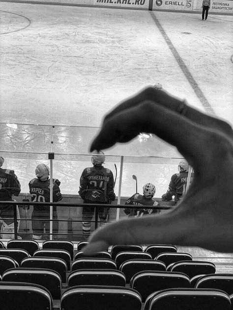 Dont Let Me Fall Book Aesthetic, Ice Hockey Couple Aesthetic, Tall Gf Short Bf Photos, Hockey Relationship Aesthetic, Hockey Bf And Gf, Hockey Gf Aesthetic, Hockey Boys Couple, Hockey Boy Aesthetic, Cute Hockey Couples